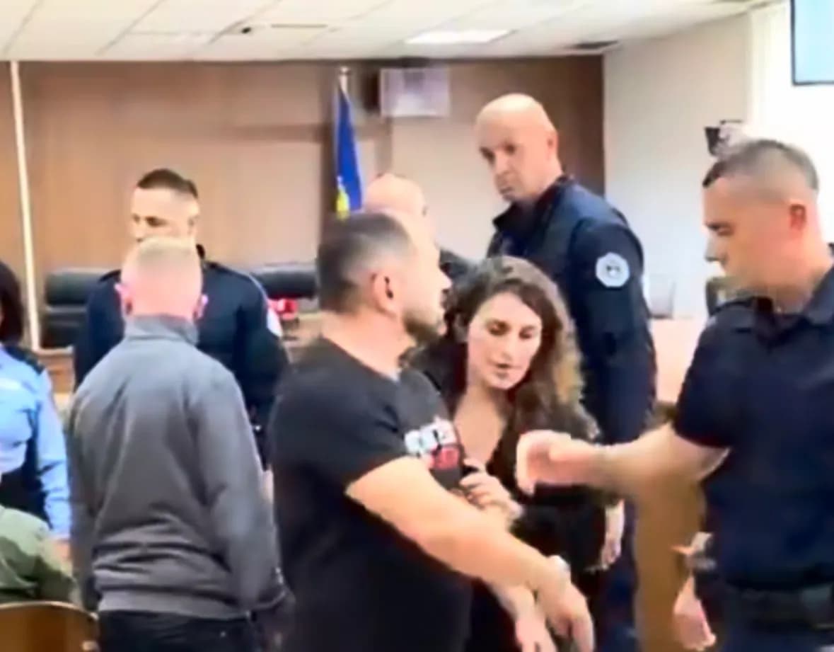 “Prej sotit, besë, asnjëri nuk keni” – familjari i Auron Ferizit i drejtohet familjes Shallki pas aktgjykimit ne gjykatore