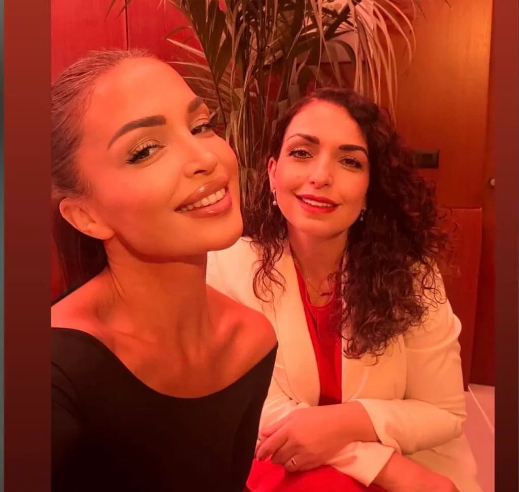 Vjosa Osmani krah motrës së saj, një foto e ëmbël që përcjell dashuri