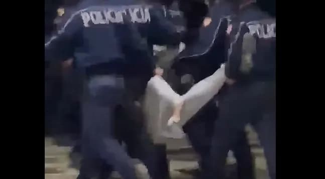 Pamjet trishtuese nga protesta në Tiranë, pezullohen policët që e bartnin për gjymtyrë një protestues me këmbë të thyer