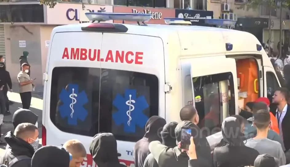 Ambulanca u jep ndihmën e parë të rinjve që dyshohet se u lënduan nga plumbat e gomës gjatë protestës në Tiranë