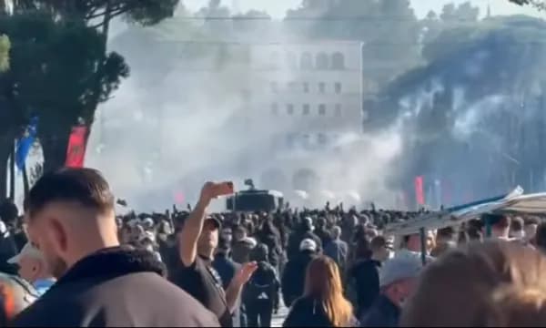 Tensione para Kryeministrisë, protestuesit hedhin molotovë, policia ndërhyn me gaz lotsjellës dhe autobotë me ujë
