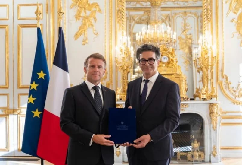 Ambasadori i Kosovës në Francë i dorëzon kredencialet presidentit Macron
