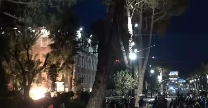 Protestuesit hedhin molotov drejt Kryeministrisë