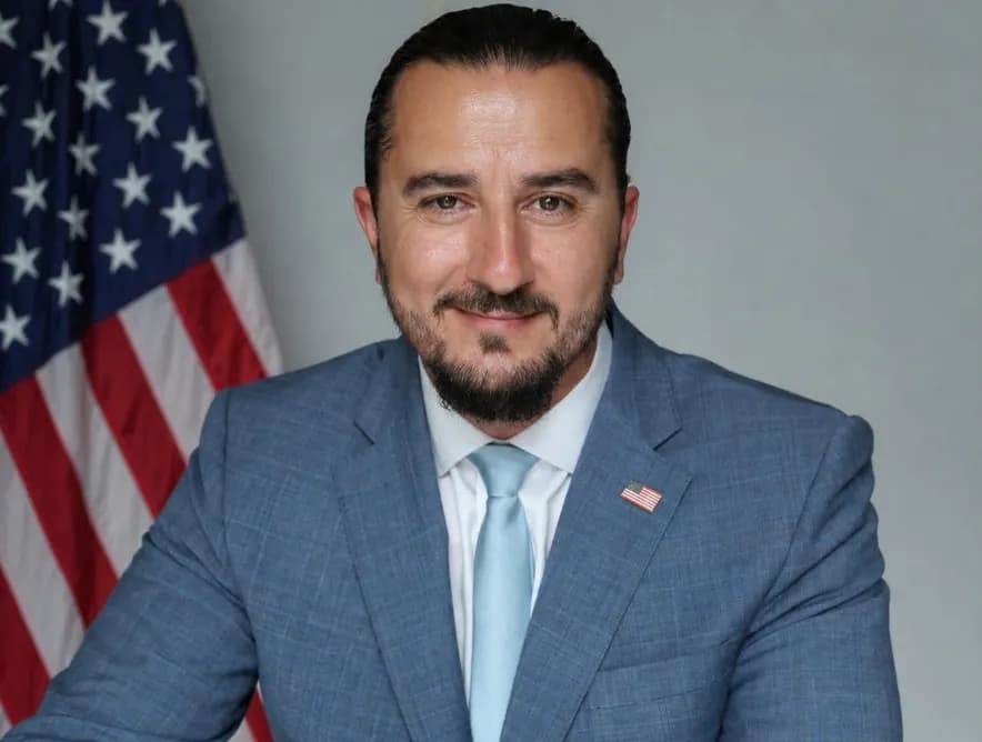 Para fotos së babait dëshmor, një kosovar po kërkon të bëjë histori në Amerikë