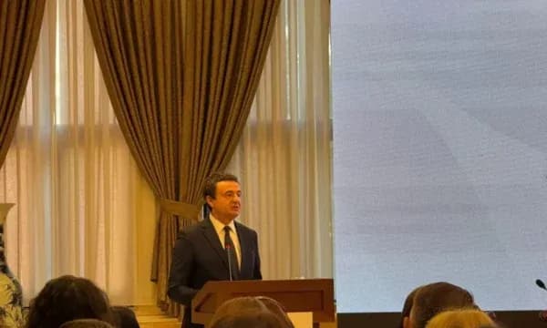 Kurti: 63 për qind e të punësuarve të fundit në administratën publike janë gra