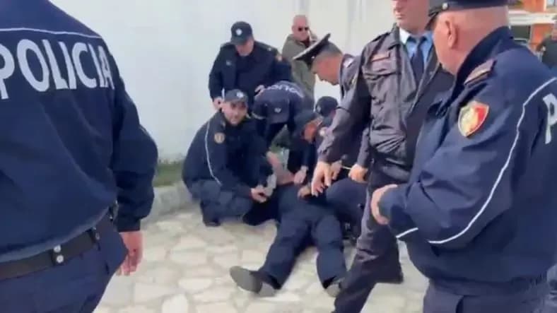 Raportohet se komandanti i forcave të rendit në Shkodër është në gjendje të rëndë pasi mori plagë në kokë