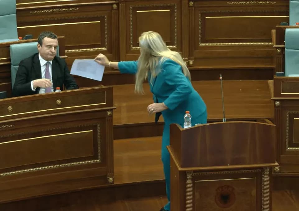 Kadrijaj i dhuron Kurtit fotografinë me Ernest Lumën: Shokun e lëvizjes studentore e ke larguar nga punë, turp