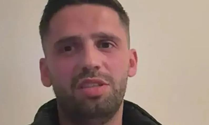 Djali i ish-ushtarit të UÇK-së me emocion rrëfen momentin me flamurin e UÇK-së: Iu afrova policëve