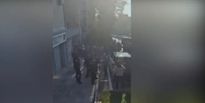 Dy policë të plagosur nga sulmi me gurë dhe mjete piroteknike në Llazarevc të Serbisë