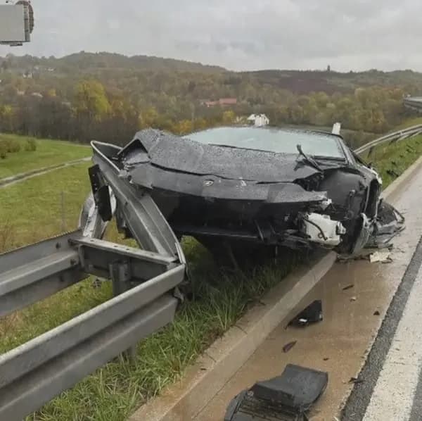 Kroaci, Lamborghini rrëshqet nga rruga dhe përfundon mbi barrierën mbrojtëse