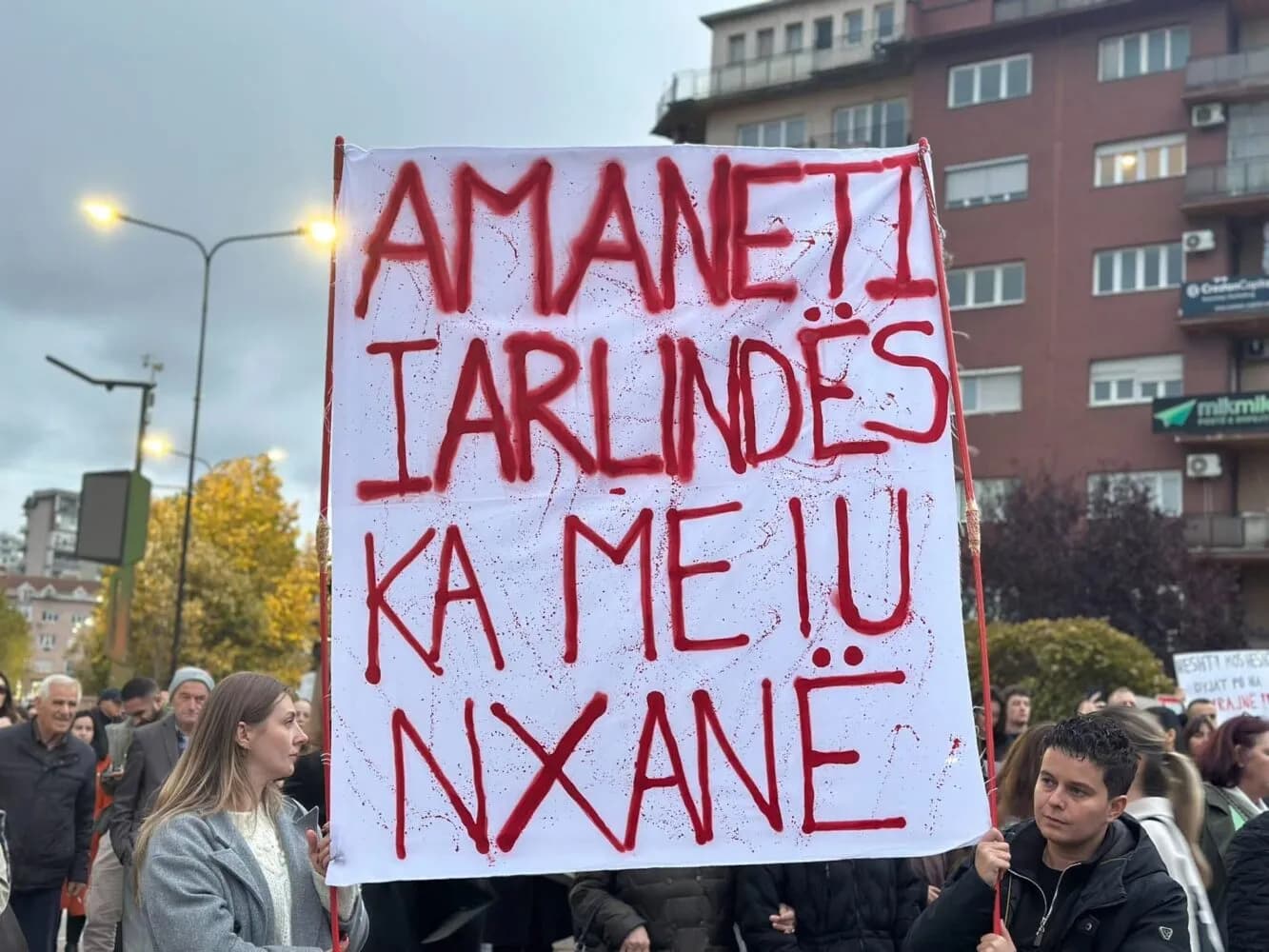 “Marre” dhe “Drejtësi”, protestuesit ndalen edhe para objektit të KPK-së