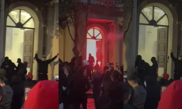 Studentët nuk tërhiqen, përshkallëzohet protesta,“Digje, digje…”, të rinjtë hyjnë në Kryesinë e Kuvendit, ndezin zjarr