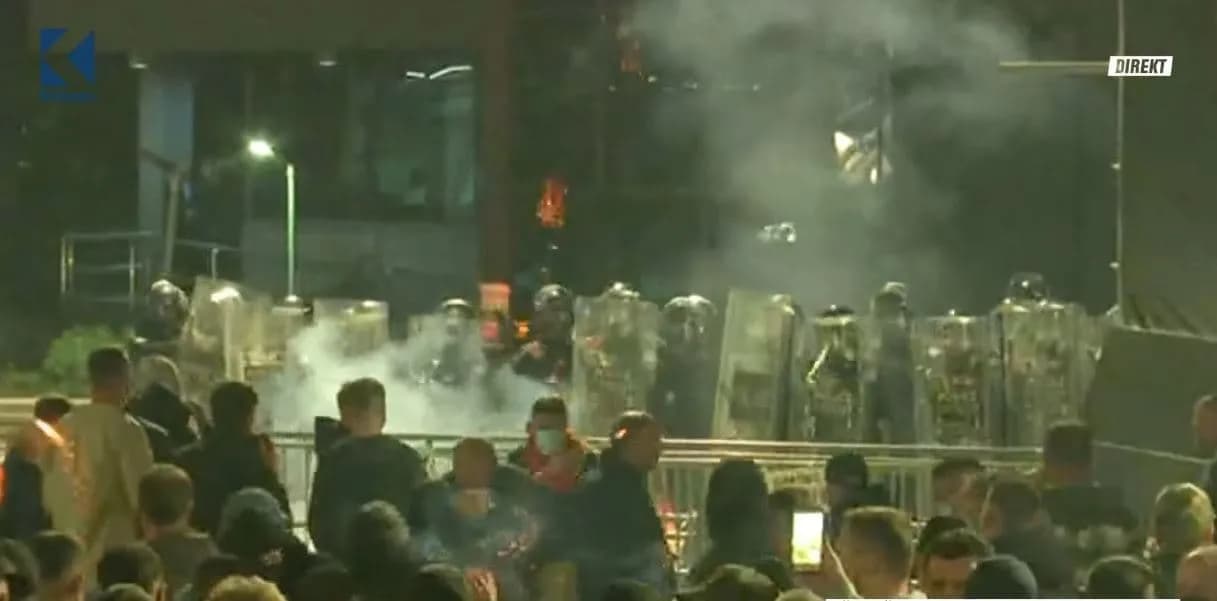 Protestuesit i hedhin me mjete piroteknike policët para Qeverisë