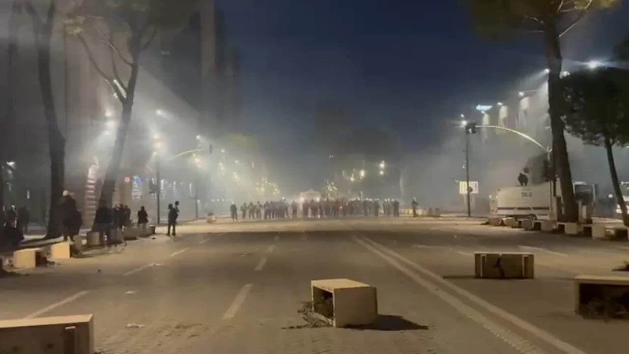 Protestat e dhunshme, Ambasada Amerikane paralajmëron shtetasit e saj: Shmangni zonat e rrezikshme, rrisni vigjilencën