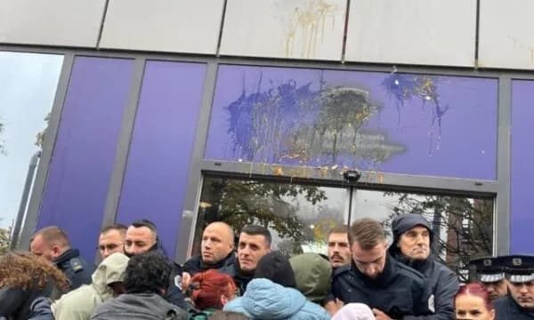 Protestuesit nisin të gjuajnë me vezë para Qeverisë së Kosovës