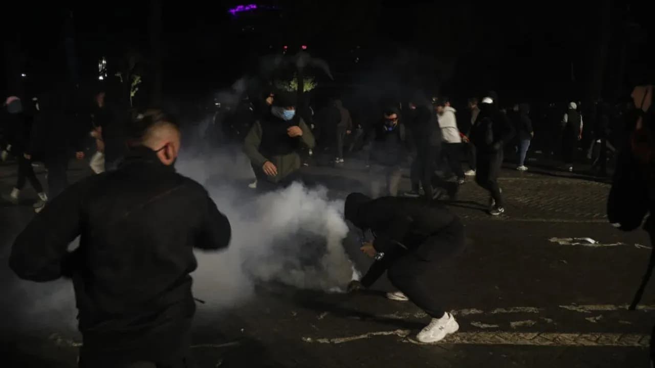 Vijon situata e tensionuar në rrugët e Tiranës/ Protestuesit shkojnë drejt Drejtorisë së Policisë, përballen me bllokadën e uniformave blu