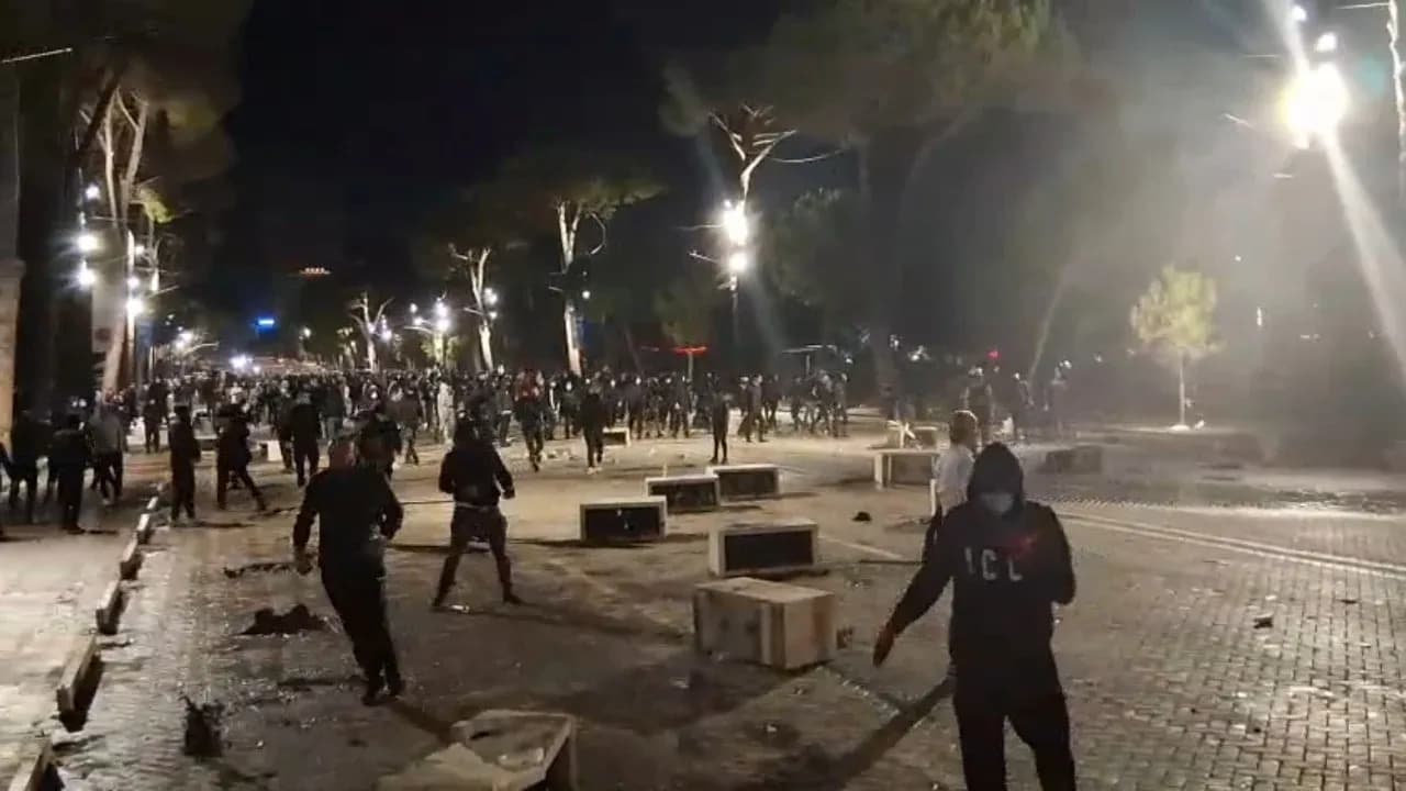 Shtohet numri i policëve të lënduar në protestë
