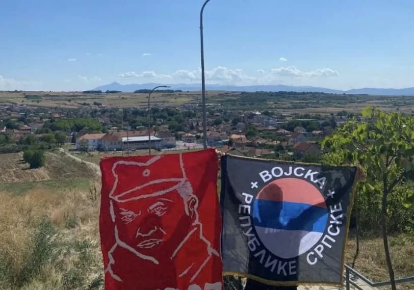 Flamuj me Mlladiqin dhe simbole të RS-së, disa serbë tentuan ta provokojnë protestën për UÇK-në në Prishtinë