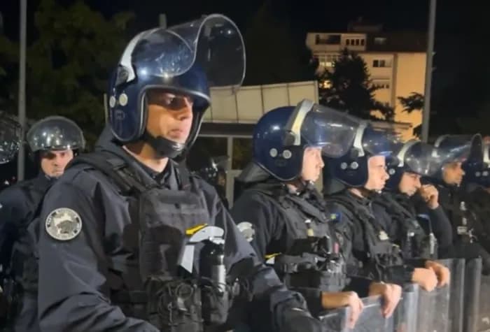 LIVE| Mbërrijnë protestuesit. "BLINDOHET" Ministria e Drejtësisë: VOTOJENI LIGJIN