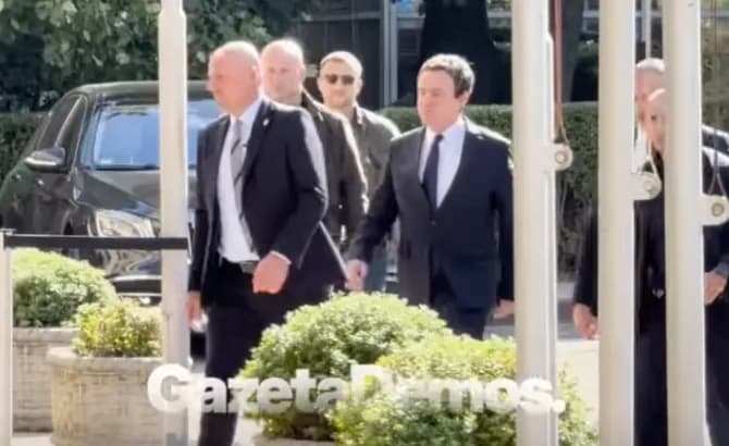 Kurti mbërrinë në Kuvend, protestuesit eskalojnë me gjuhë ofenduese ndaj tij