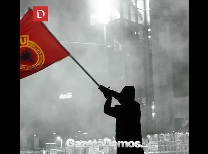 “Sa të jam gjallë, jam i gatshëm me mbrojtë UÇK-në edhe për Iuftë në qoftë se është nevoja” - Flet qytetari që valviti flamurin teksa Policia hodhi gaz lotsjellës gjatë pro’testës në Prishtinë