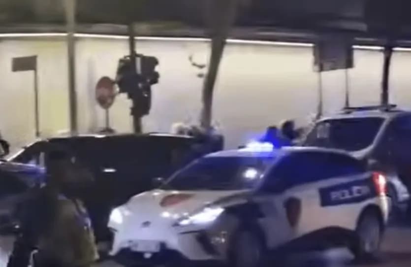 S'ndalet kaosi në Tiranë: Përplasje me gurë mes policisë dhe protestuesve te Ura e Bllokut