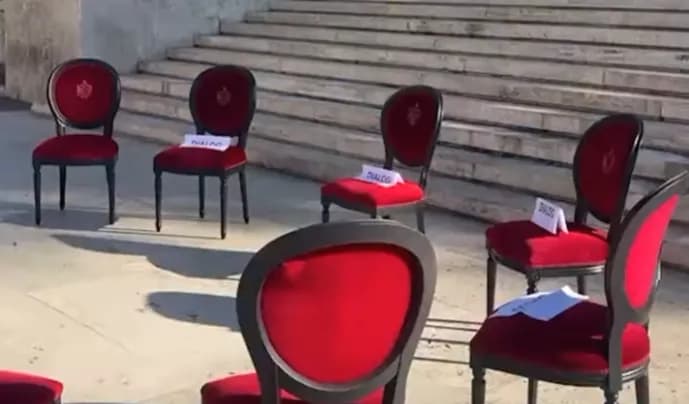 Rama fton studentët për diskutim, u vendos karriget bosh te Kryeministria me mbishkrimin “dialog”