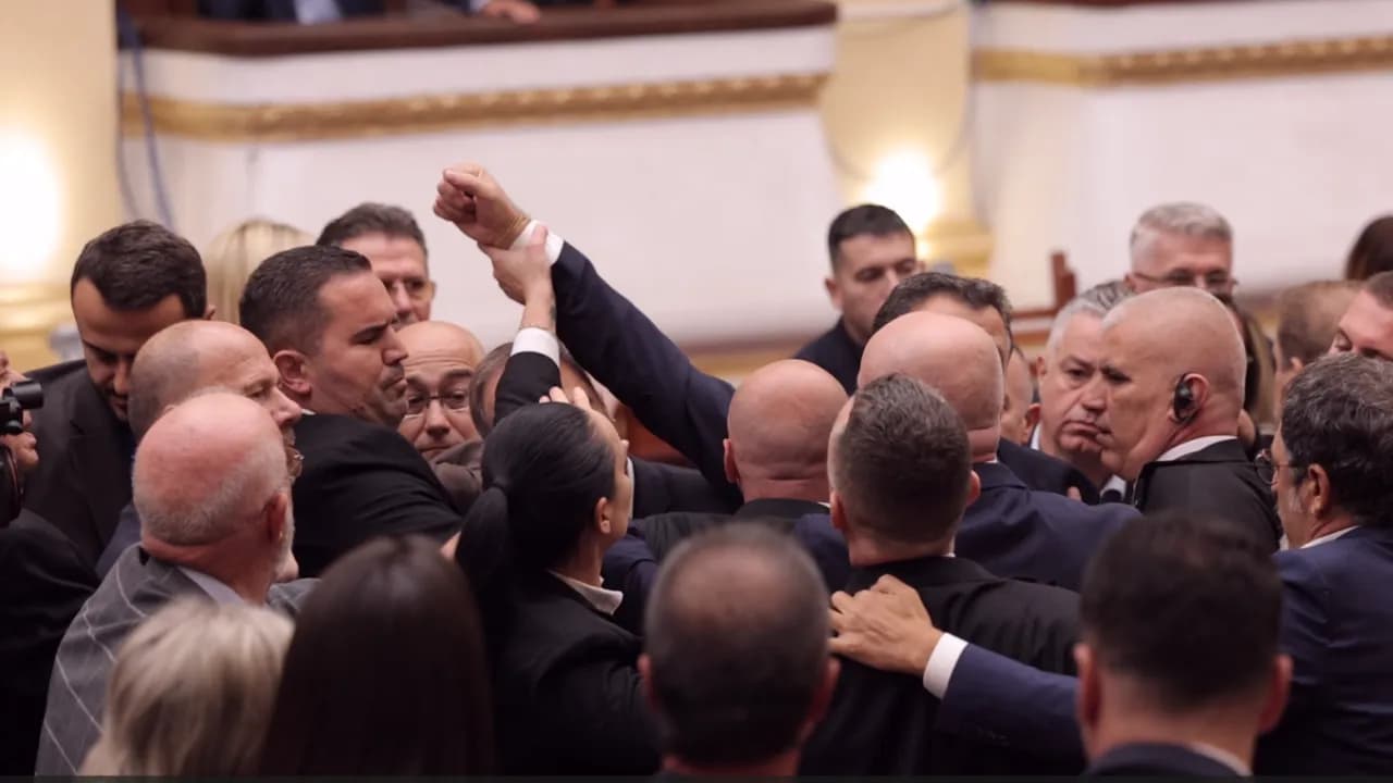 Kaosi në Parlament u kushton shtrenjtë 6 deputetëve të PD-së, përjashtohen për 60 ditë