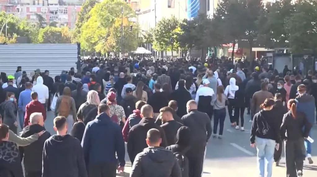 Dita e shtatë e protestës në Tiranë, protestuesit nisin grumbullimin nga sheshi ‘Skënderbej’