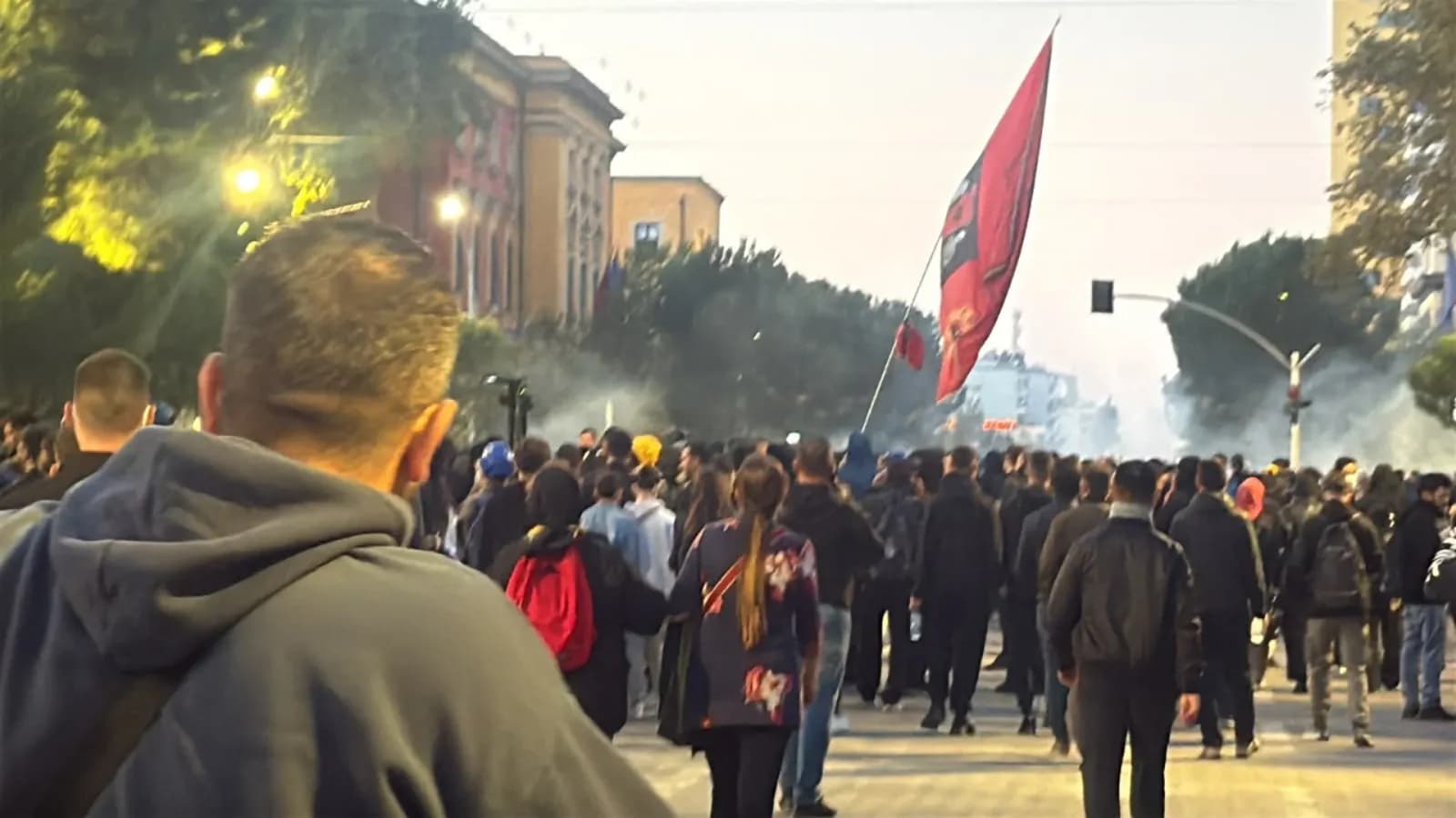 Plasin kapsollat e para në Bulevard, hidhet edhe molotov, protestuesit marshojnë drejt sheshit “Skënderbej”