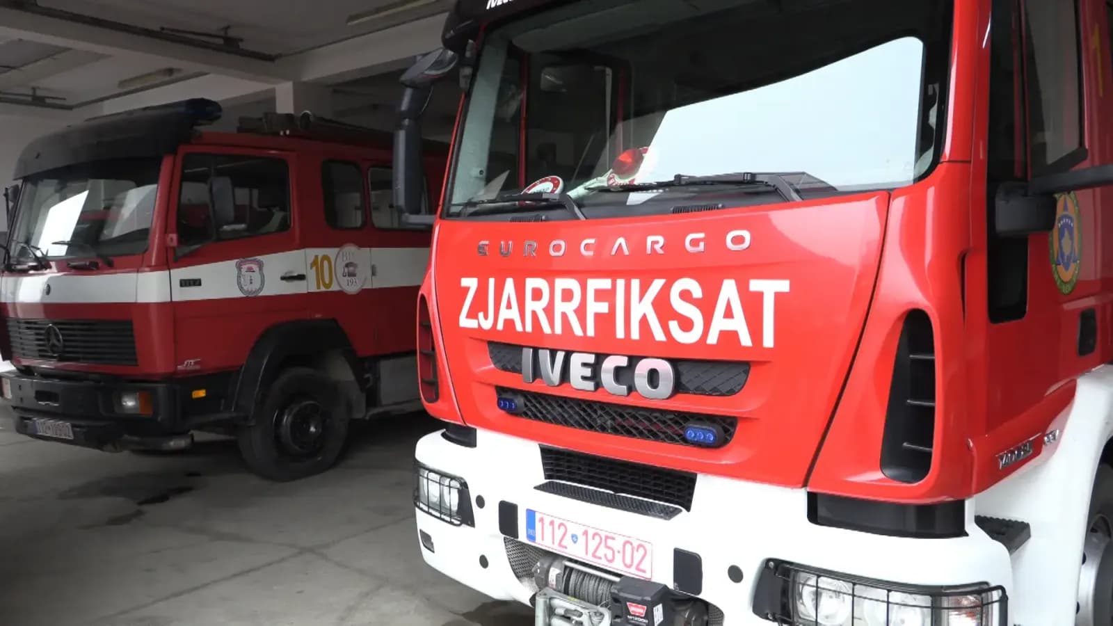 Zjarri përfshin garazhet e një objekti në Prishtinë, digjen dy vetura dhe një motoçikletë
