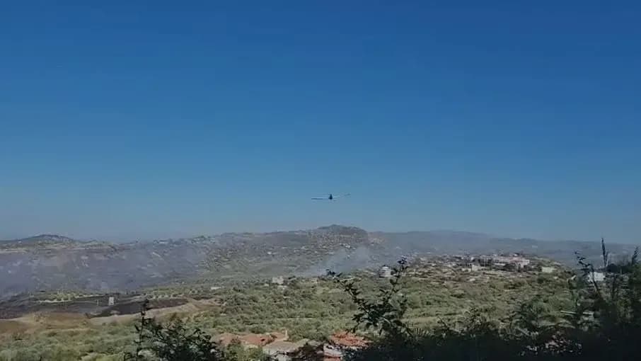 Vihet në kontroll situata në Margëlliç të Shqipërisë, zjarri preku edhe varrezat e fshatit