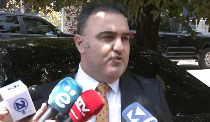 Efi udhëton drejt Indisë, ndjekësit e shqetësuar: Ruju nga bombat