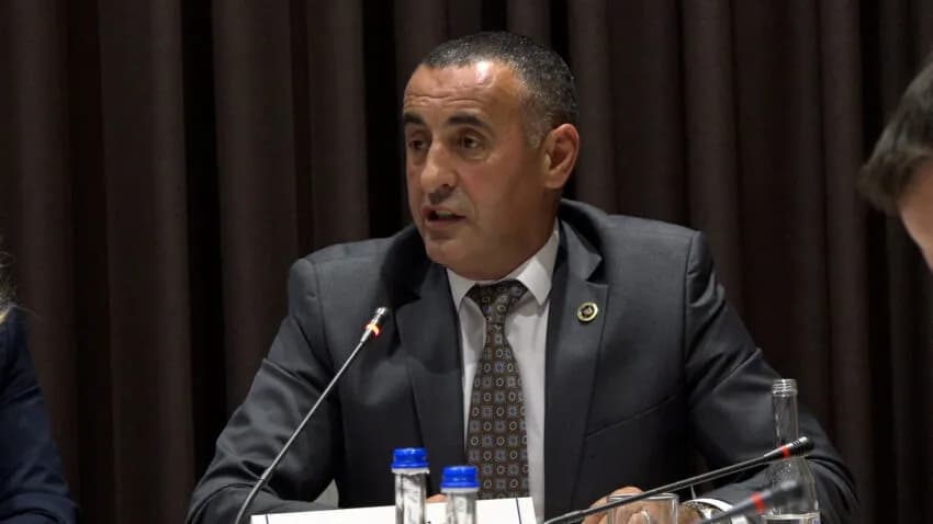 Lumbardhi shfaqet me nipin e tij, ja çfarë shkruan ai