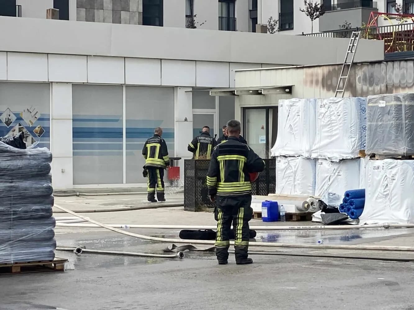 Yll Limani shfaq muskujt, po çmend vajzat në bregdet