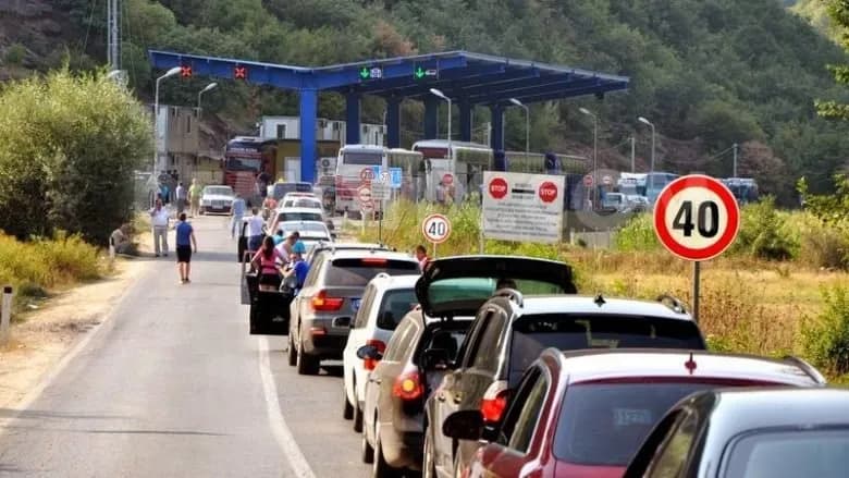 Temperaturat gati 40 gradë, të dhënat e fundit për pritjet në pikat kufitare për të hyrë në Kosovë