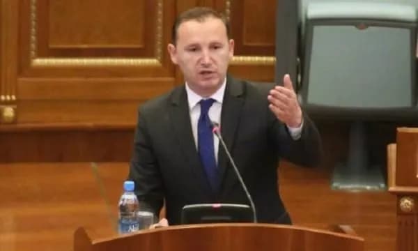 Zemaj i propozon Deharit të vazhdojë me procedurë të rregullt – ai ia ndal mikrofonin