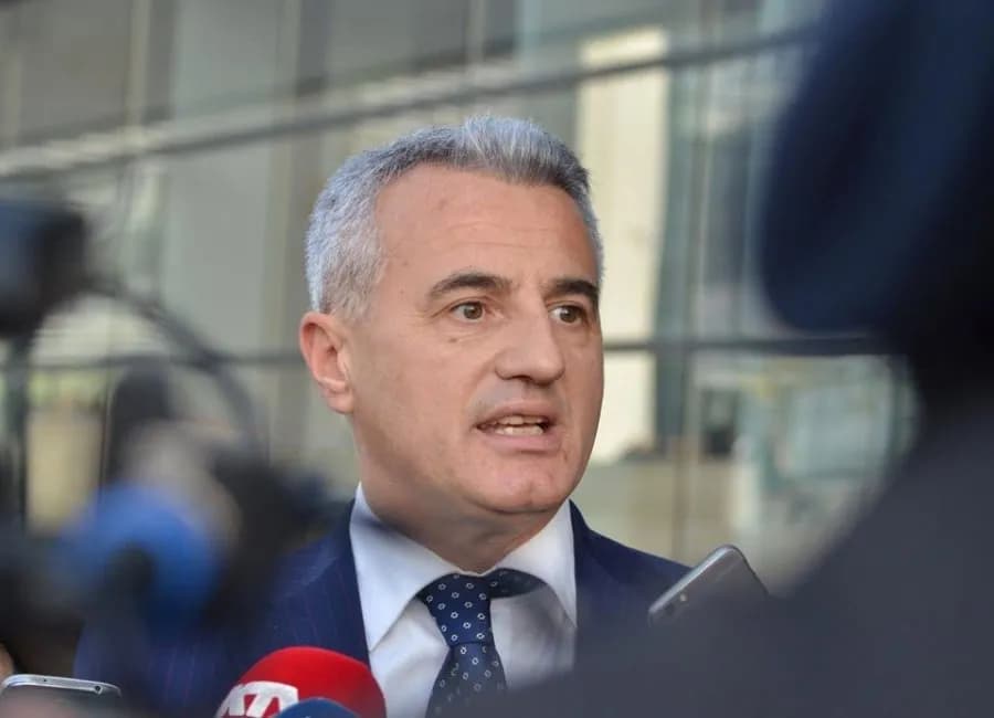 Arianit Koci kërkon nga deputetët t’i kthejnë pagat për periudhën e pavlefshme të Kuvendit