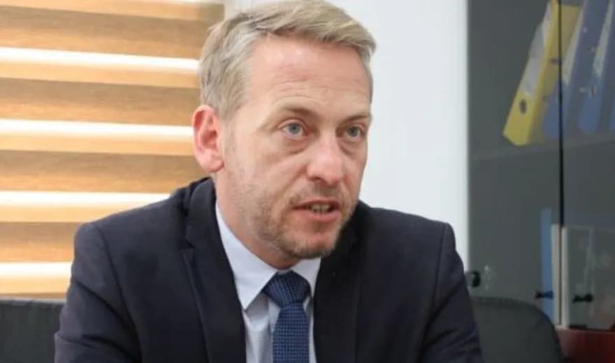 Deda: Kur bashkohet një skenë e tërë politike rreth tallava “patriotizmit”, ndëshkimi do të jetë kolektiv