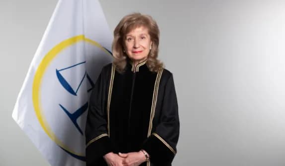 E rëndë: Trendafilova e quan ‘provokim’ që flamuri i Kosovës të jetë në Gjykatë Speciale, e ndalon të ngrihet më si çështje