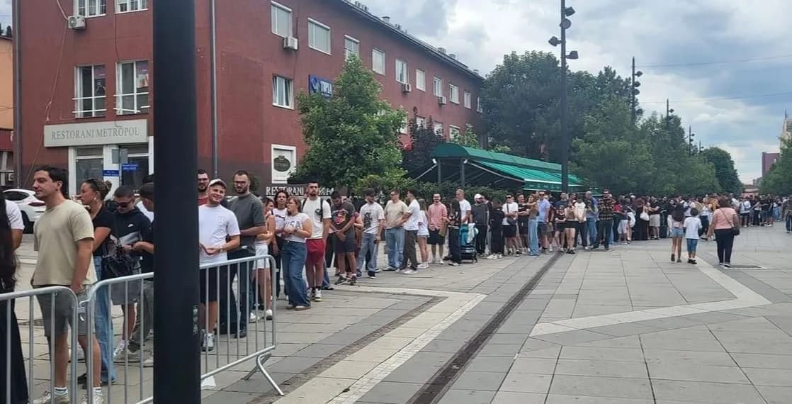 Fillon me fishekzjarre performanca e yllit Shawn Mendes në “Sunny Hill”
