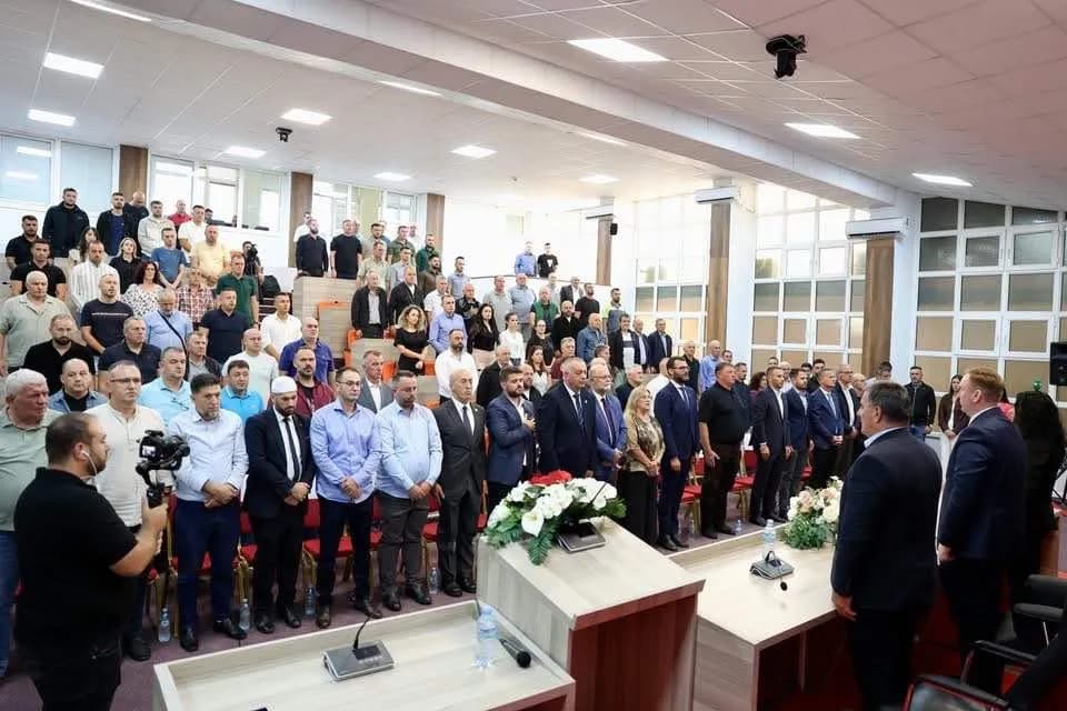 Haradinaj i çon ‘selam’ Mihalit: Bereta ka pasur edhe në të kaluarën, por sot janë në koshin e mbeturinave