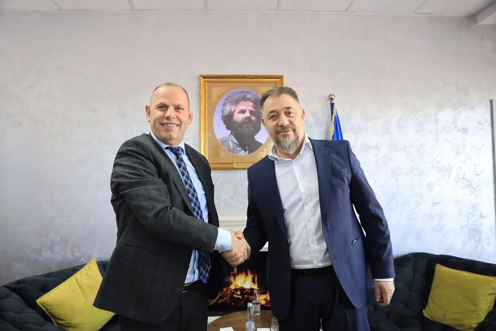 Hasani: Besoj se ish-krerët e UÇK-së lirohen, s’mund të vlejnë për Specialen dëshmitë e Nazim Bllacës