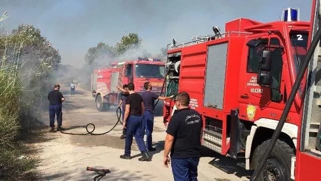 Logo e UÇK-së e bluza me fotografi të ish-krerëve në Hagë, qytetarët fillojnë të mblidhen në shesh