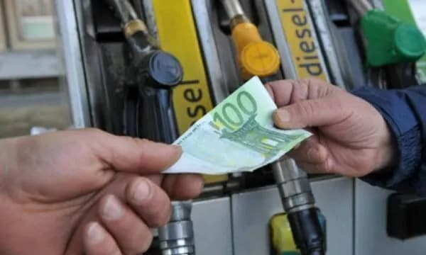 Me para false shtetasit e Shqipërisë mbushin veturën në një pompë në Prishtinë – i kapë Policia në Vërmicë