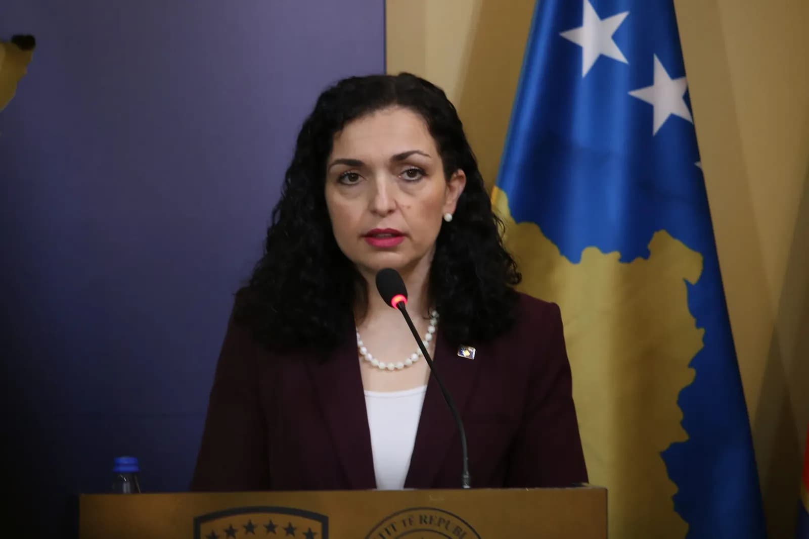 Pas një mosmarrëveshje me fqinj e bllokon rrugën me veturë, arrestohet i dyshuari