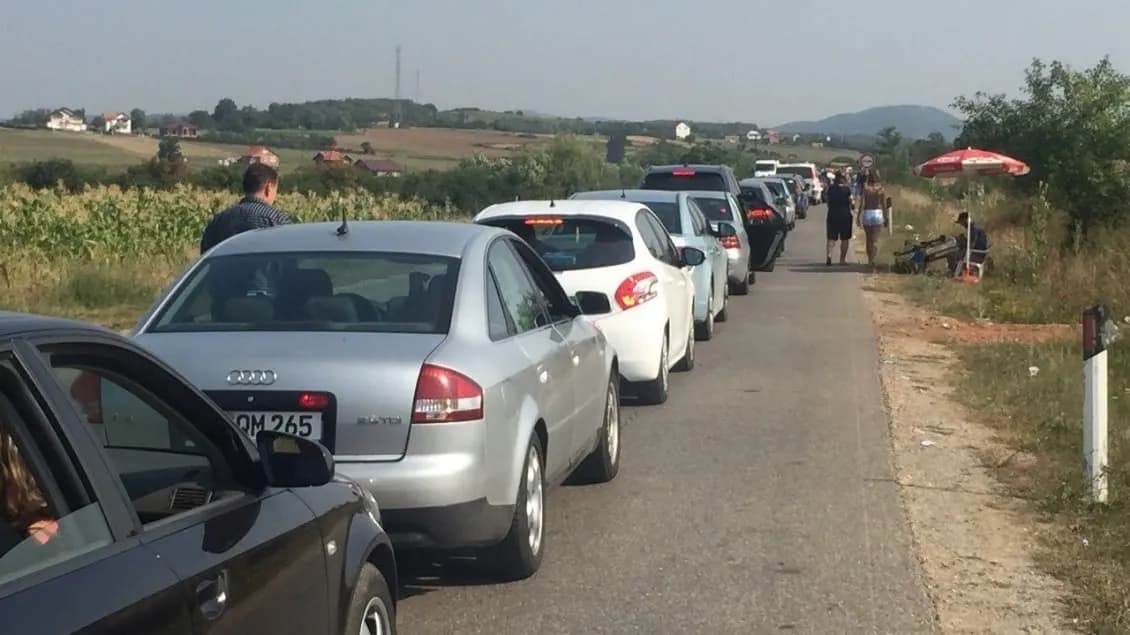 Pritjet për të hyrë në Kosovë deri në 1 orë, për të dalë 30 minuta