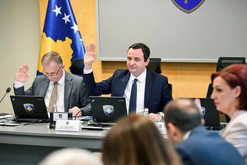 Qeveria ia vazhdon mandatin komisionit për verifikimin e diplomave të Universitetit të Mitrovicës së Veriut, ndan para për disa ministri