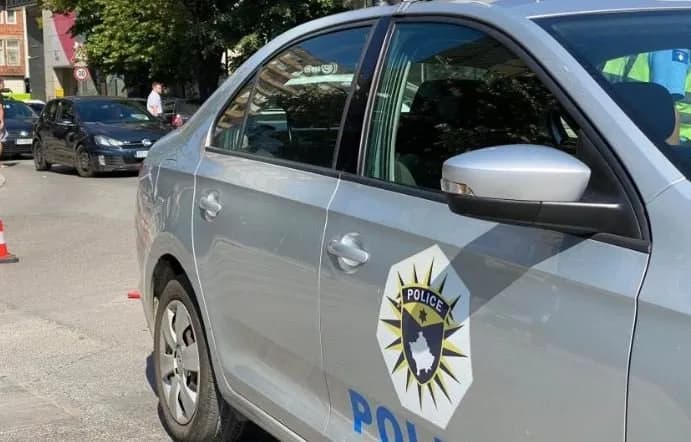 Rrahen mes vete disa të mitur në Lipjan, njëri nga ta e nxjerr armën dhe gjuan dy herë – Policia jep detaje