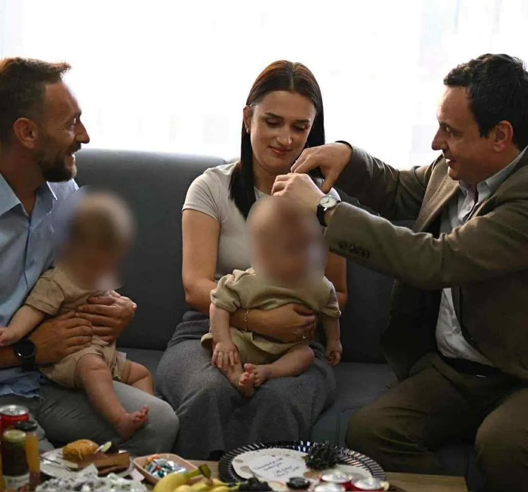 Albin Kurti ua pret flokët dy vogëlushëve, bëhet kumbarë i dy fëmijëve të një aktivisti